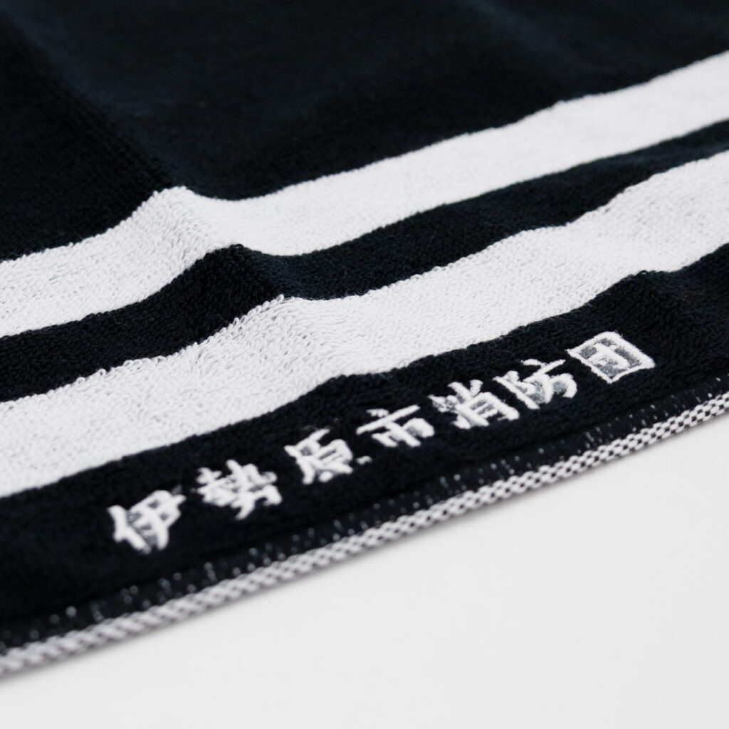 刺繍加工をした消防団法被デザインタオルの完成イメージの左下部拡大